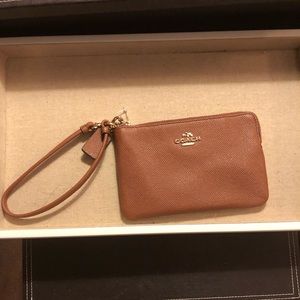 💥Coach Crossgrain Leather  Corner Zip Wristlet 💥